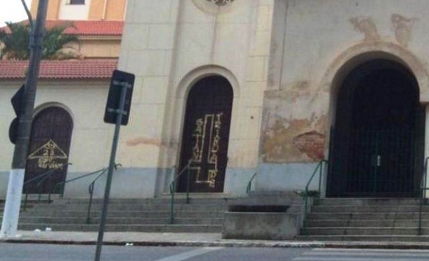 Igreja  pichada com smbolos satnicos